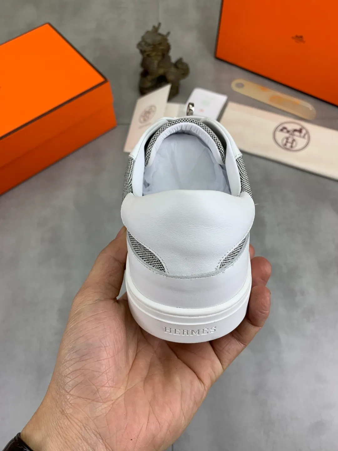 Men's men's shoes 💰P640 New Hermes top version Hermès classic couple style #𝐊𝐞𝐥𝐥𝐲 buckle casual white shoes skateboard shoes that will not conflict with shoes at all. Full of unknowns, Hermès rarely produces flat casual shoes and they are paired with classic palladium-plated Kelly shoe buckles! You'll fall in love with it at first sight. It's super versatile and can be worn with any skirt or pants. 🉑️Close your eyes and wear it. It's super noble. Fabric: Specific cowhide/canvas material. Lining: Sheepskin lining. Outsole: Original molded TPU outsole. Size: 35-45.